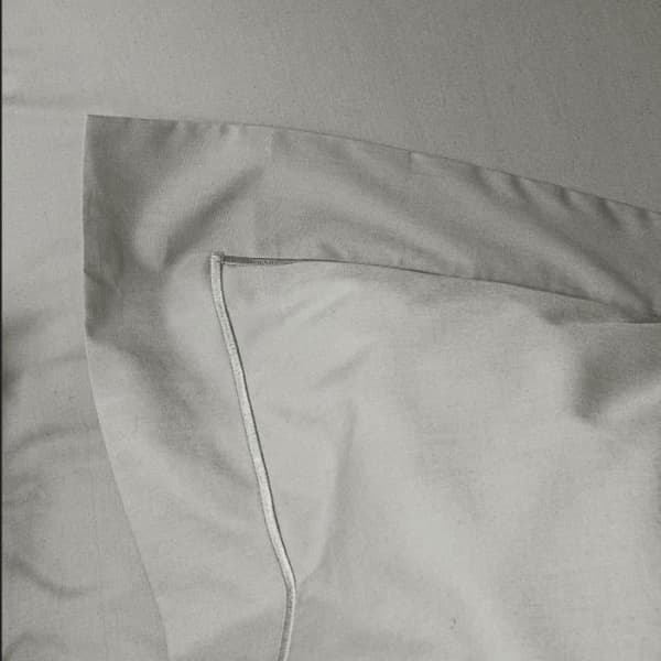 Kammad bomull percale örngott "Julian" alla storlekar Pure Cotton - Julian Perle - 50 x 70 cm platt quiltad volang