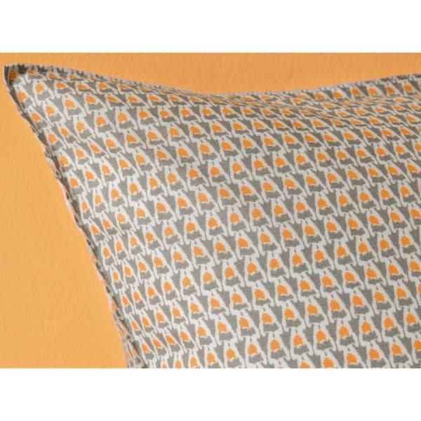Litet volang örngott tryckt över hela ikat 100% bomull voile GRAFISK SEGEL 65x65cm grågul