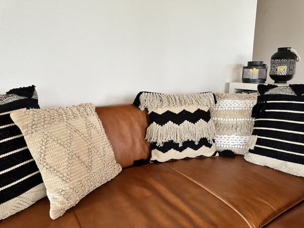 Koristetyyny beige musta 45 x 45 x 10 cm puuvilla polyesteri 2 kpl geometrinen kuvio tupsut boho