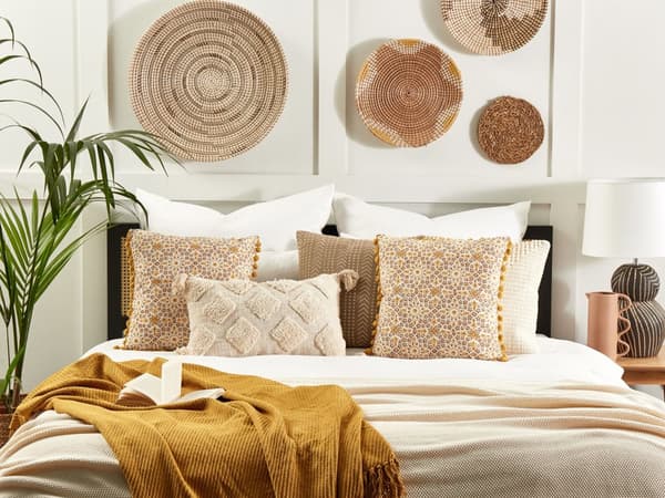Sæt med 2 dekorative puder Gul bomuld 45 x 45 cm geometrisk mønster blokprint med Pom Poms Boho dekorationstilbehør