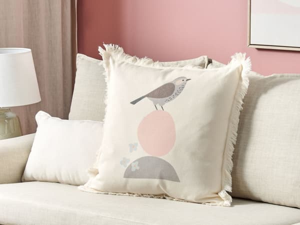 Koristetyyny vaalea beige 60 x 60 cm lintukuvio hapsuilla minimalistinen moderni tyyli