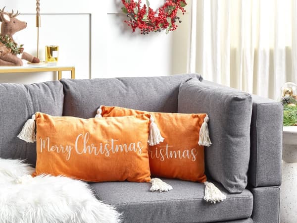 Sæt med 2 pyntepuder orange bomuldsvelour 30 x 50 cm Julemotiv med kvaster Julebroderede bogstaver