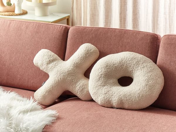 2 pyntepuder bogstaver beige teddy stofpuder i form af bogstaverne XO