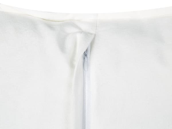 2 dekorative puder i hvidt teddystof med mønster uniform
