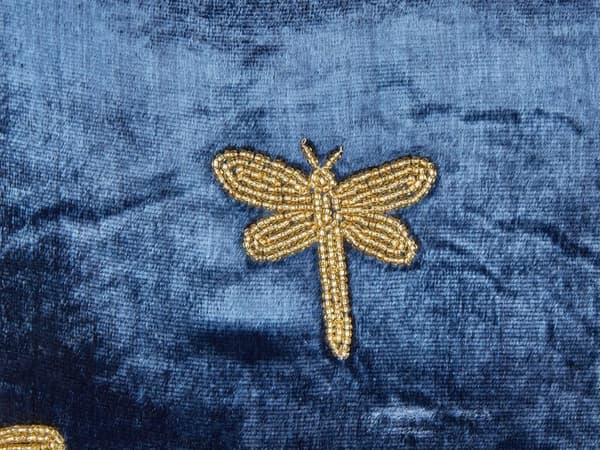 Dekorativ pude marineblå velour 45 x 45 cm dekorativt dyremønster guldsmedemotiv moderne stil traditionel til stue soveværelse