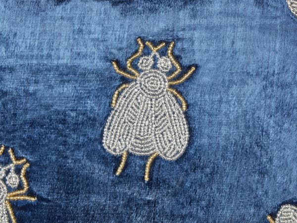 Pyntepude marineblå 45 x 45 cm fløjlsbroderet insektmønster boho-stil