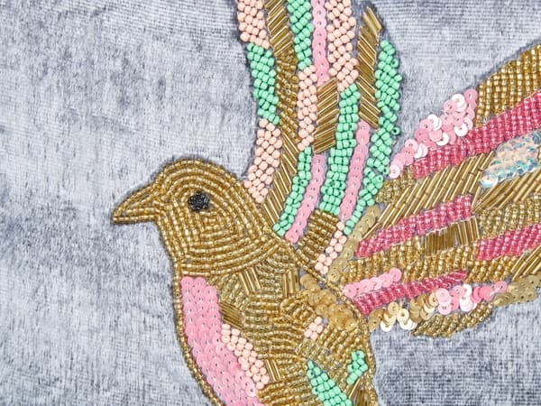 Dekorativ pude grå 45 x 45 cm fløjl 2 stk broderet fuglebillede boho-stil