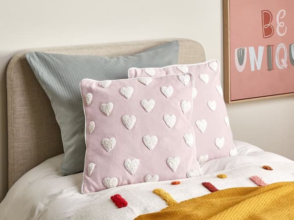 Pyntepude i pink bomuld 45 x 45 cm med broderet hjertemønster
