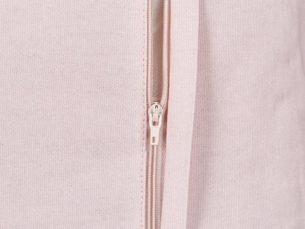 Pyntepude i pink bomuld 45 x 45 cm med broderet hjertemønster