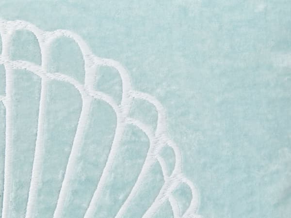 Pyntepude i blåt fløjl 45 x 45 cm med maritimt tema skalfyld af polyester