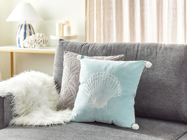 Pyntepude i blåt fløjl 45 x 45 cm med maritimt tema skalfyld af polyester