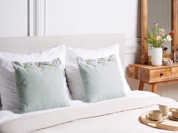 Pyntepuder Grøn Hvid Sæt af 2 45 x 45 cm Farverige Sofapude til Stuen Lækre Puder til Sofaen og Sengen