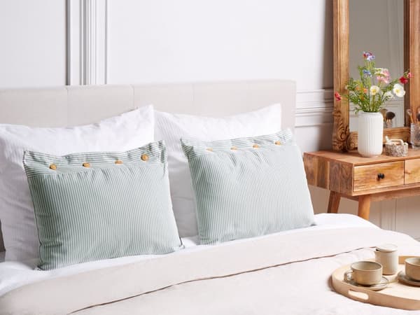 Pyntepude Grøn Hvid 40 x 60 cm Sæt af 2 Farverige Sofapude til Stuen Lækre Puder til Sofaen og Sengen Gavlpude Stribet Mønster Aflang Pude