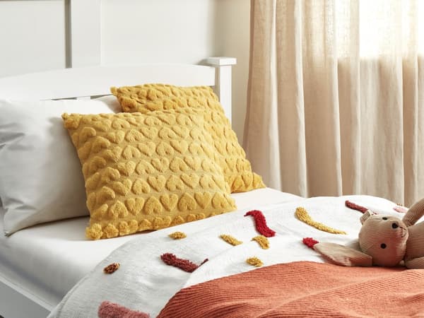 Sæt med 2 stk. pyntepuder i guld polyester stof med hjertemønster 45 x 45 cm puder til barn