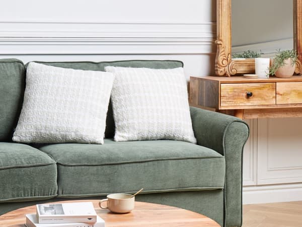 Sæt med 2 pynteputer beige stof 45 x 45 cm ternet mønster moderne stil tekstil stue værelse