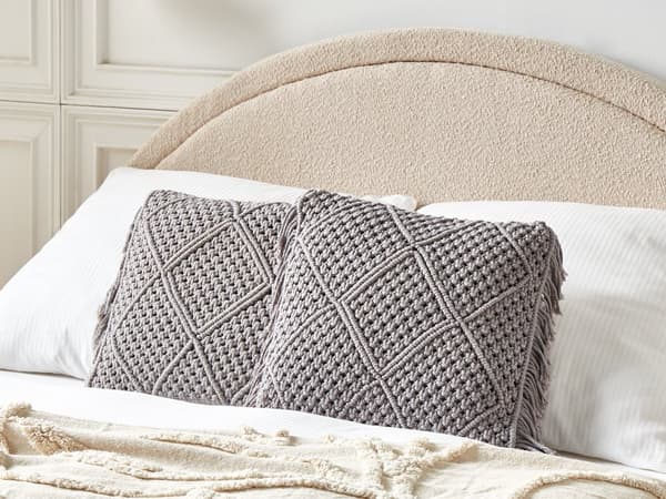 Sæt med 2 puder grå makramé i bomuld 45 x 45 cm med kvaster Boho Retro Stil boligtilbehør