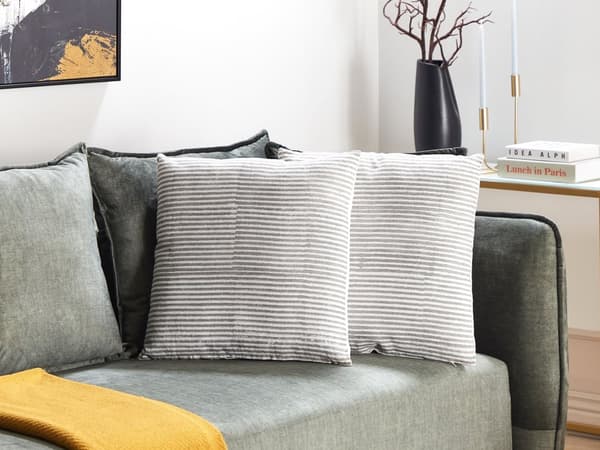 Sæt med 2 pyntepuder i grå og hvid hør bomuld 50 x 50 cm med stribet mønster dekorativt tilbehør stue værelse