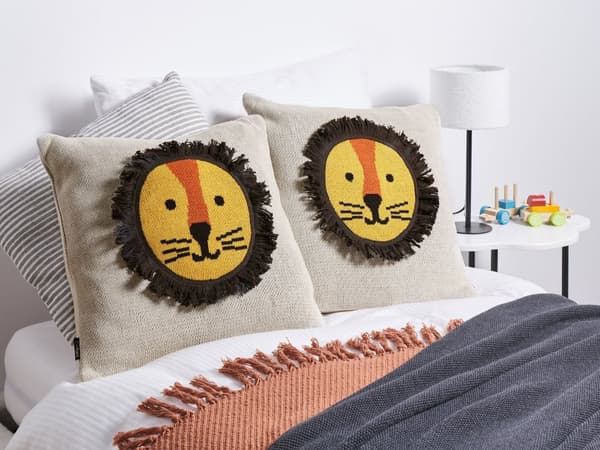 Pyntepude Beige Gul Bomuld 45 x 45 cm Sæt af 2 Firkantede Puder med Løve til Børneværelset Børnepuder til Sengen