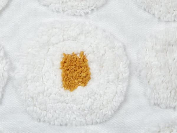 2 dekorative puder i hvid bomuld 45 x 45 cm med gule prikker og kvaster stue opholdsrum