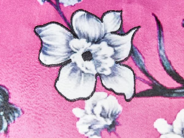 Sæt med dekorative puder i pink fløjl 45 x 45 cm med blomstermotiv, aftagelige betræk, firkantet, moderne indretningstilbehør