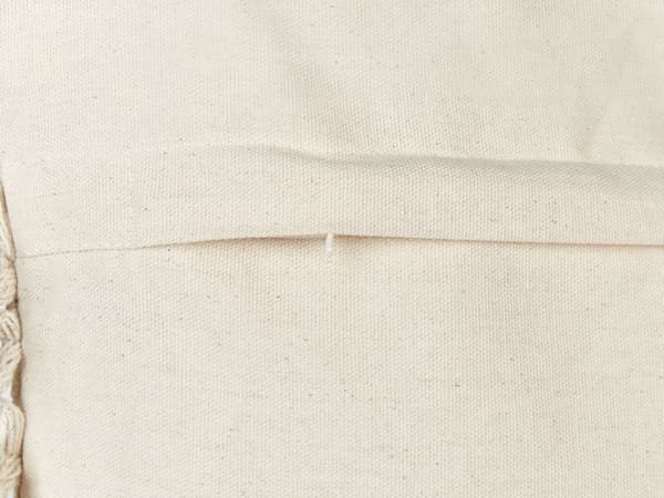 Sæt med 2 spredte puder i beige bomuldsstof 45 x 45 cm med kvaster Strikket boligtilbehør