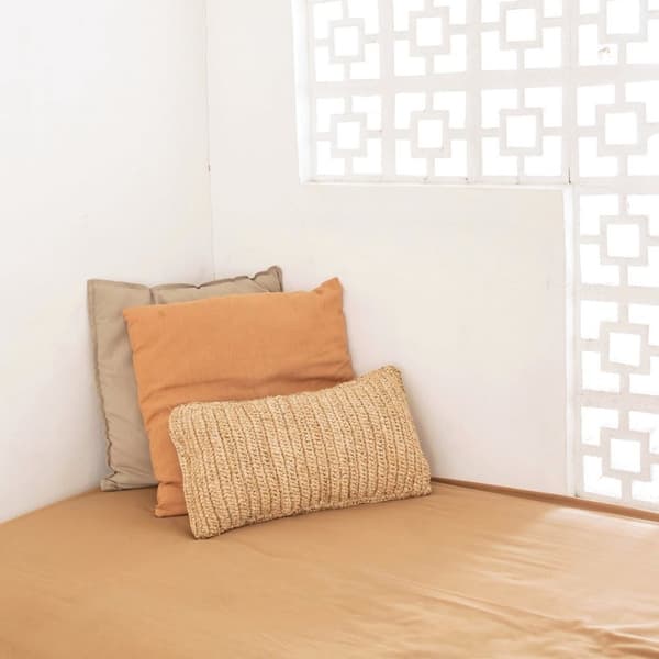 Rootz Raffia Skastkudde 50x30 cm med fyllning Dekorativ Kudde Soffkudde DALUNG