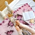 Miniatyrbild 3 av 7: OBOSOE Gudsdotterdukar från gudmamma – Födelsedags-/mors dag-/julgifter. "Till min gudsdotter" – 60×50 tum rosa fjärilsdug
