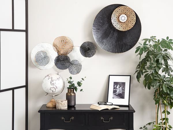 Vægdekoration Sort Hvid Metal Blomster Mønster Åkande Design Runde Cirkler Vægpynt til Stue Soveværelse Vægkunst Moderne Stil
