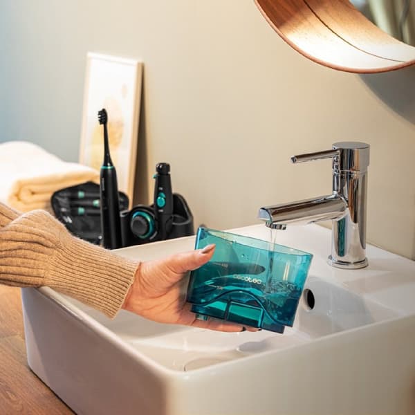 Cecotec Water flosser: 600 ml capacity, 10 pressure levels, 7 nozzles, and electric 5-mode toothbrush