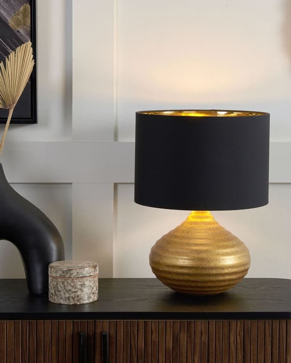 Bordlampe Guld Keramik 42H cm Sort Skærm Ribbet Fod Moderne Stil