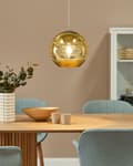 Miniatyrbillede 2 af 11: Pendel Lampe Guld Blank Glas 125 x 25 cm Rund Højglans Globus Form 1 Lys Moderne Køkken Stue Indretning Tilbehør Design Spisebord Sofabord