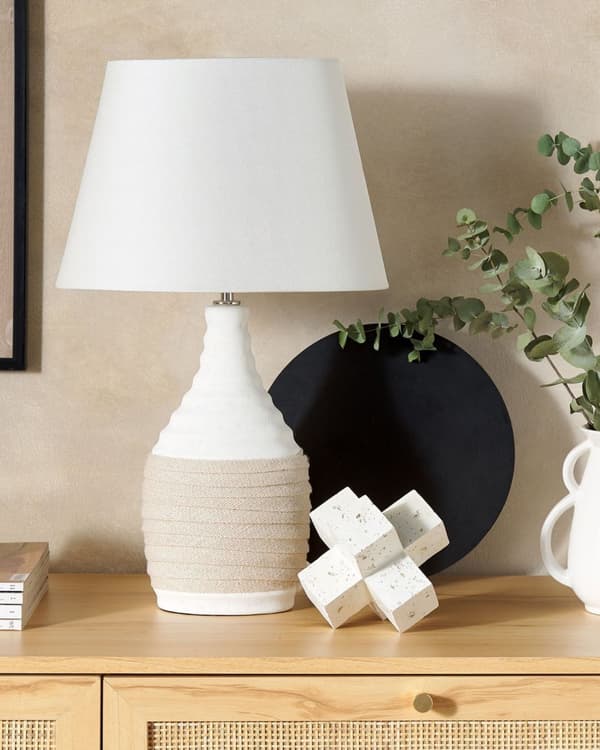 Bordlampe beige porcelæn base med kunstsilke 56 x 33 x 33 cm kegle formet skærm dekor indretning sengebord beroligende diffust lys nem pleje