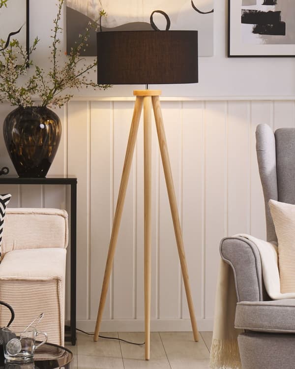 Gulvlampe Sort Polybomuld og Lyst Egetræ ø 45 x 140 cm Høj Trefod Standerlampe med Cylinderformet Lampeskærm Moderne Tripod Lampe Retro Design