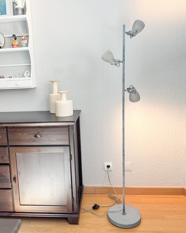 Gulvlampe Grå Beton Stål 3 Pærer Lyskilder Dekorativ Standerlampe med Små Spotlamper Industriel Design til Stue Inspiration Indendørs