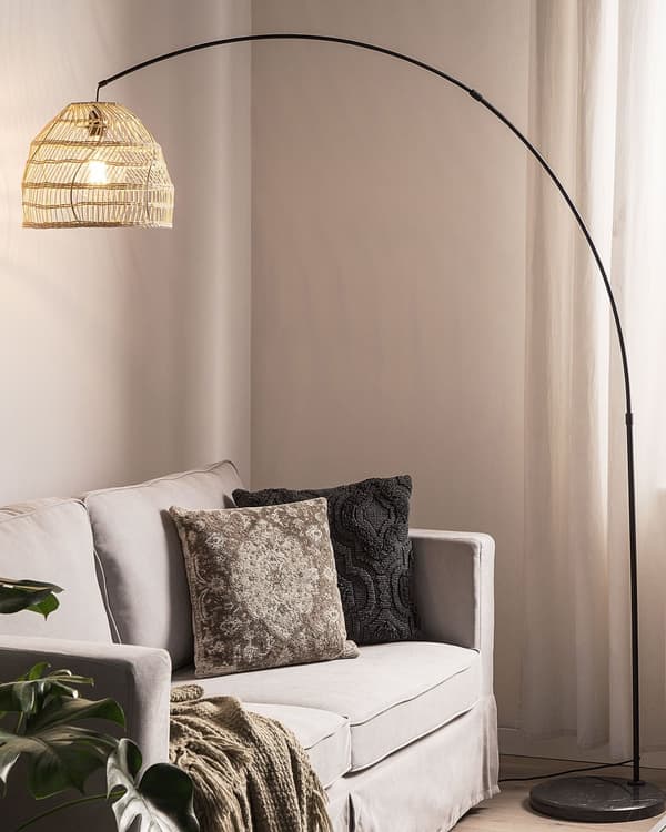 Gulvlampe Sort og Beige Metal Mat Pulverlakeret og Rattan 195 cm Buet Stel med Åben Skærm