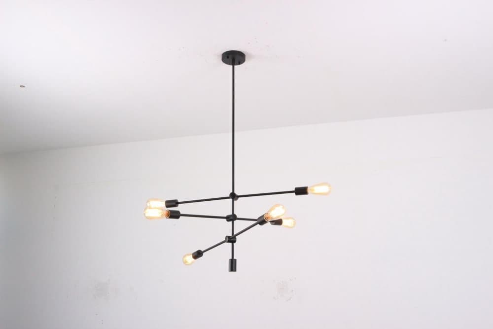 Stor taklampa i modern design svart