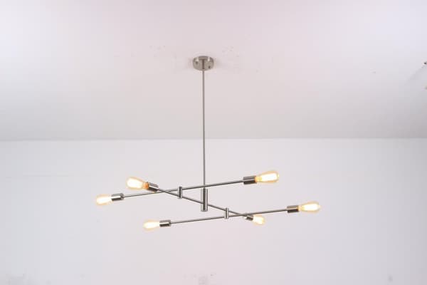 Modernt designad taklampa i kromutförande