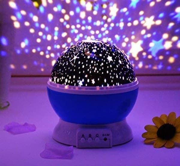 Nattlampa som roterar 360° med stjärnhimmel