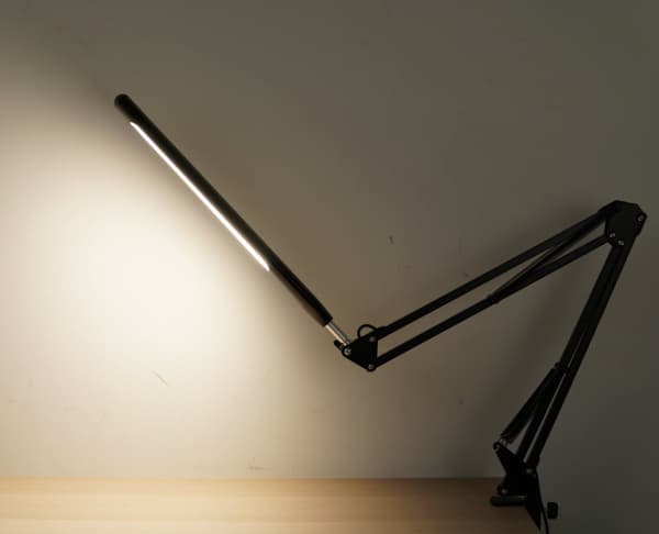 INF LED skrivbordslampa med justerbar svängarm Svart