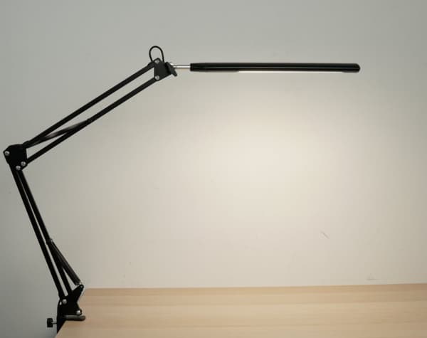INF LED skrivbordslampa med justerbar svängarm Svart