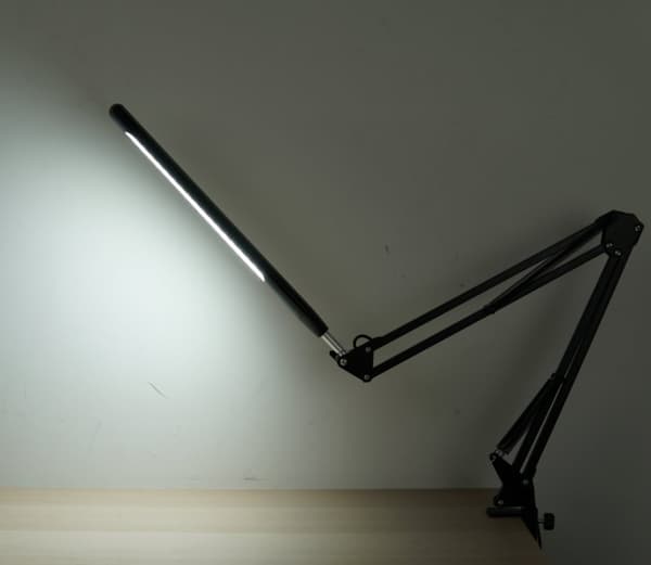 INF LED skrivbordslampa med justerbar svängarm Svart
