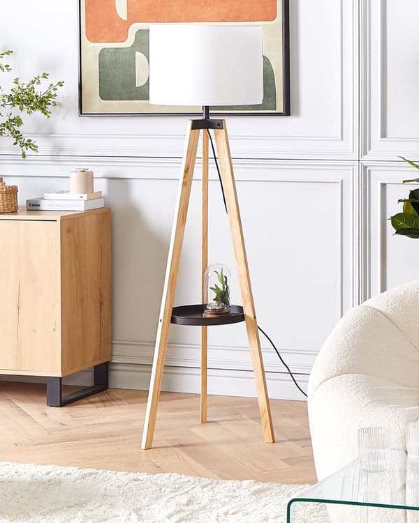 Gulvlampe i Skandinavisk Stil Hvid Farve med Lyst træ Moderne stil stue opholdsrum