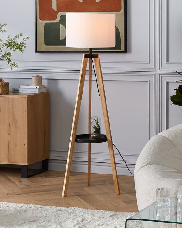 Gulvlampe i Skandinavisk Stil Hvid Farve med Lyst træ Moderne stil stue opholdsrum