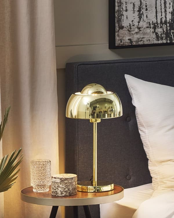 Bordlampe sort og guld metal accent base med sort stof skærm