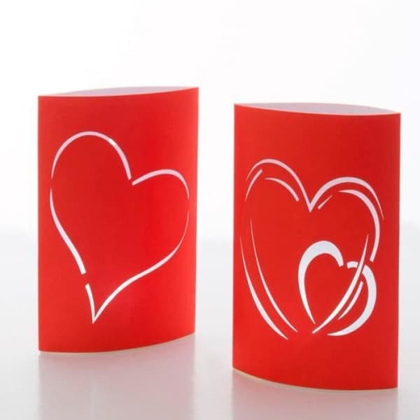 Set med 2 LED-lyktor hjärtan lampa * Mått på en lykta: 3 x 20 x 5 cm * Material: styvt papper * Strömförsörjning för en lykta...