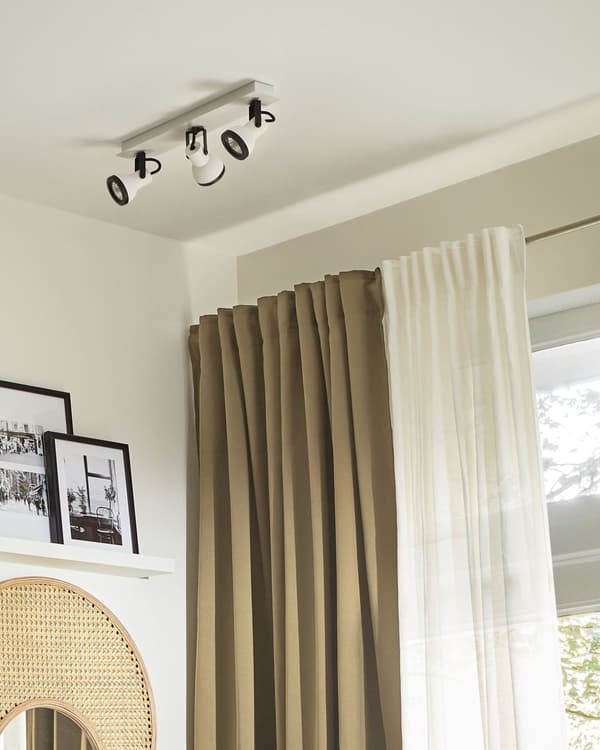 Spotlys loftslampe hvid og sort metal 3 lyskilder ø 7 cm justerbar svingarm klokkeformet skærm Spotlight design rektangulær skinne
