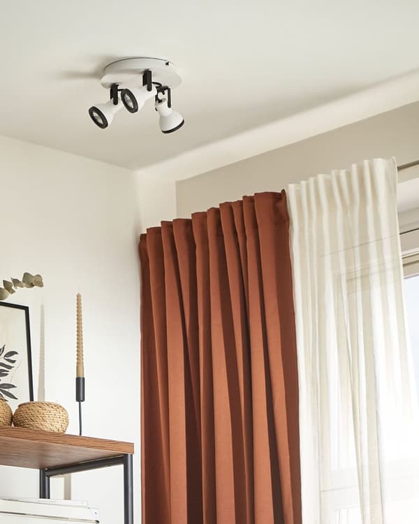 Spotlys loftslamper hvid og sort metal pulverlakeret 3 lyskilder i ø 7 cm justerbar svingarm klokkeformet skærm Spotlight design rund skinne