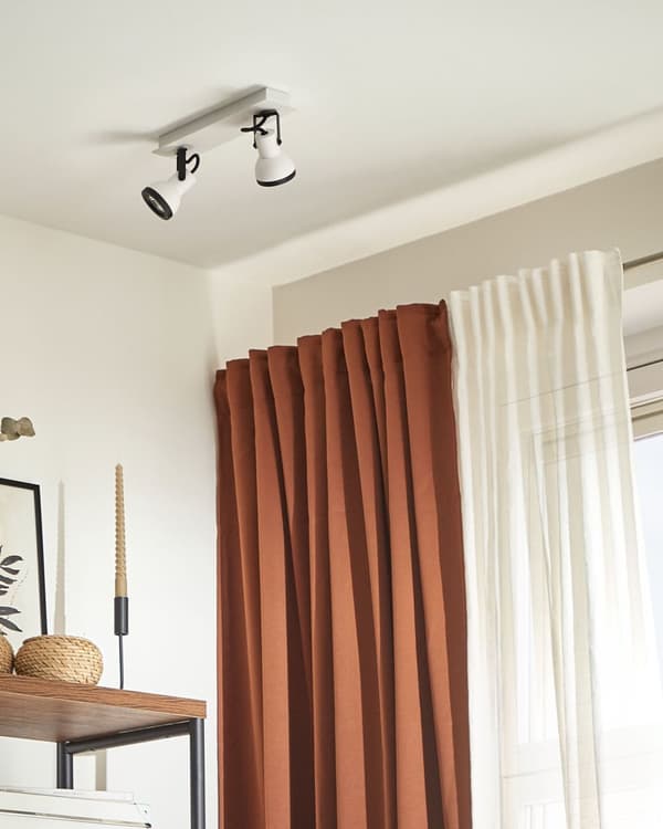 2 spotlys loftslampe hvid og sort metal pulverlakeret ø 7 cm svingarm klokkeformet skærm Spotlight design rektangulær skinne