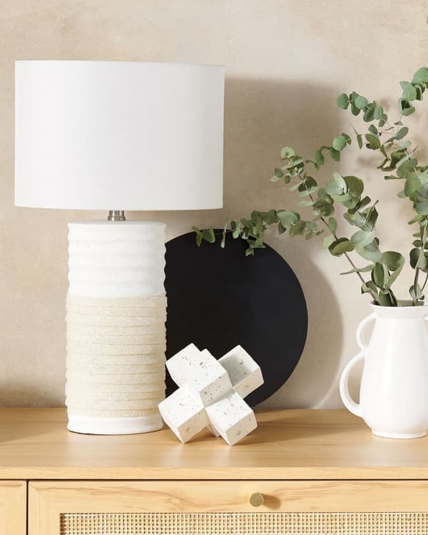 Nattbordslampe Beige keramikksokkel Trommeskjerm i lin