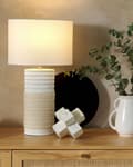 Miniatyrbilde 2 av 10: Nattbordslampe Beige keramikksokkel Trommeskjerm i lin